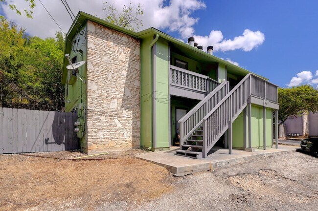 801 Bracewood Cir, Unit C in San Marcos, TX - Building Photo - Building Photo