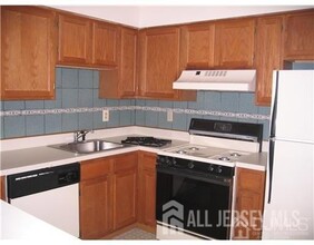 236 Waterford Dr in Edison, NJ - Building Photo - Building Photo