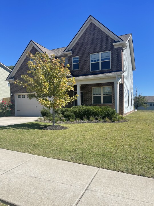 3037 Commonwealth Dr in Spring Hill, TN - Building Photo