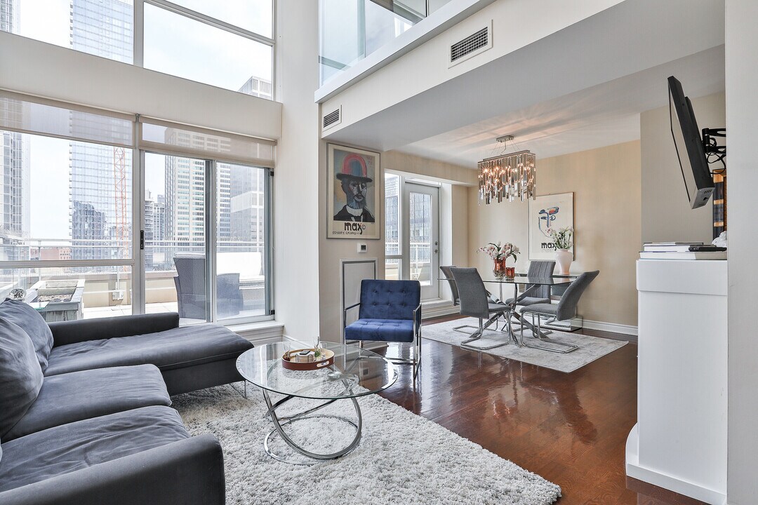 80 Cumberland St in Toronto, ON - Building Photo