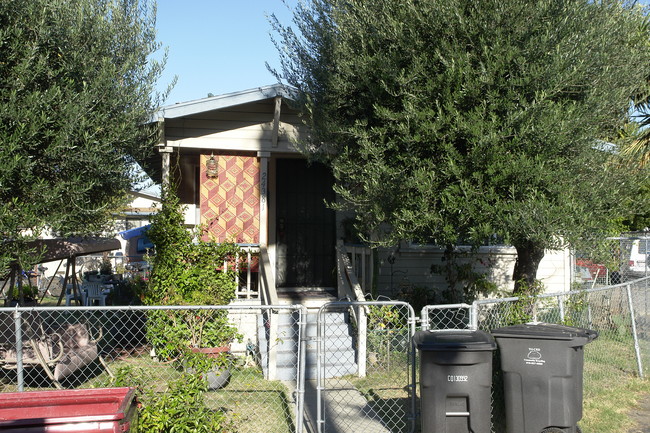 24381 Thomas Ave in Hayward, CA - Foto de edificio - Building Photo