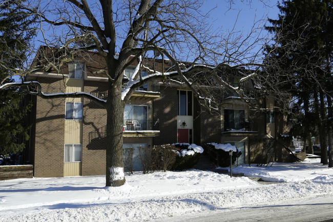 Holiday Gardens Leonard in Grand Rapids, MI - Foto de edificio - Building Photo