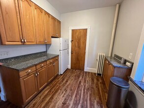 130 Pleasant St, Unit 2R in Brookline, MA - Foto de edificio - Building Photo