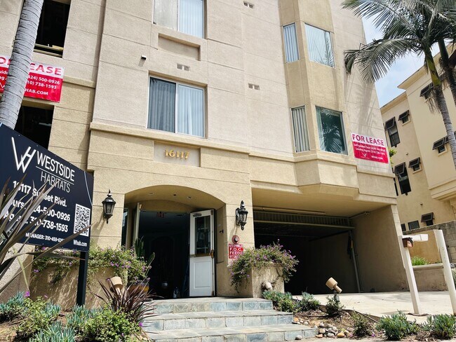 16117 Sunset Blvd in Pacific Palisades, CA - Foto de edificio - Building Photo