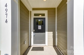 4974 David Cox Rd in Charlotte, NC - Foto de edificio - Building Photo