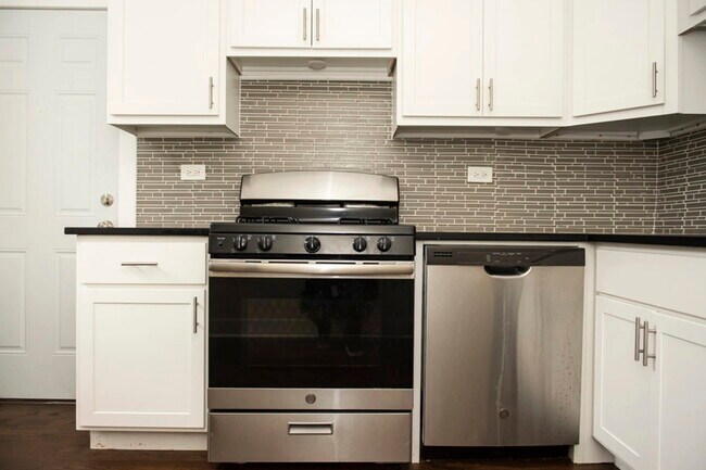 923 W Waveland Ave, Unit 915-3 3 Bed
