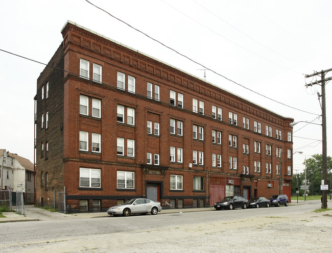 7049 Superior Ave in Cleveland, OH - Foto de edificio - Building Photo