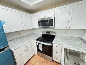 10170 SW 88th St in Miami, FL - Building Photo - Building Photo