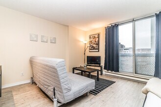 1121 Rue De Bullion in Montréal, QC - Building Photo - Building Photo