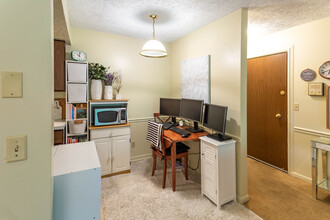 Whispering Pine Apartments in Holt, MI - Foto de edificio - Interior Photo