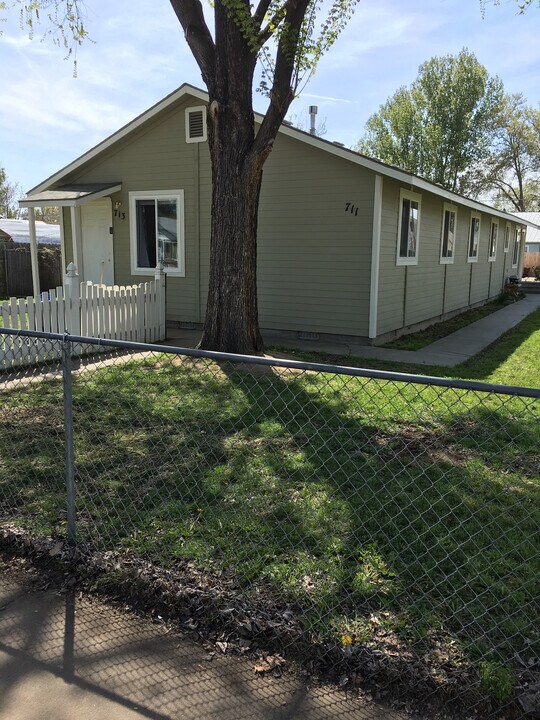 711 S Hayes Ave in Emmett, ID - Building Photo