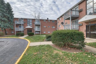 Park Plaza East & West Apartments in Baltimore, MD - Foto de edificio - Building Photo