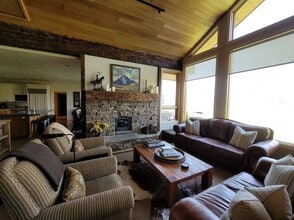 135 E Woodreed Rd in Jackson, WY - Foto de edificio - Building Photo