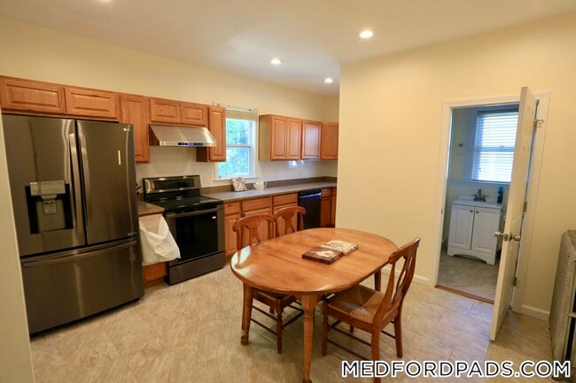 124 Forest St in Medford, MA - Foto de edificio - Building Photo