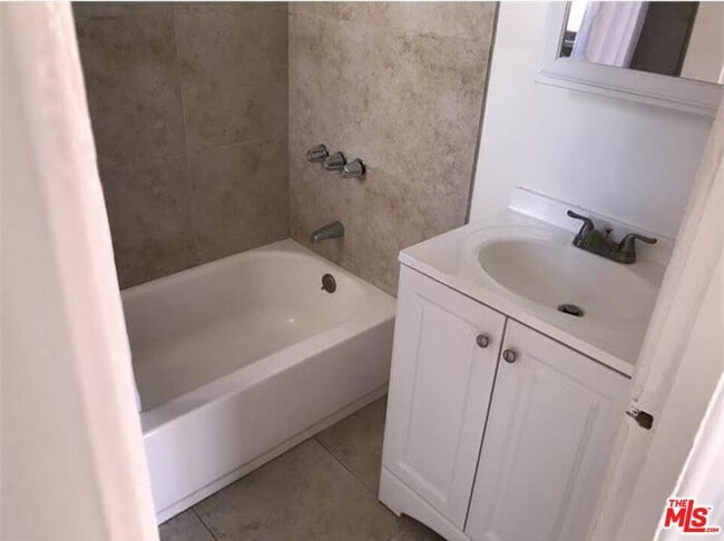 246 N Alvarado St in Los Angeles, CA - Building Photo - Building Photo