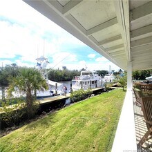 700 SW Salerno Rd in Stuart, FL - Foto de edificio - Building Photo