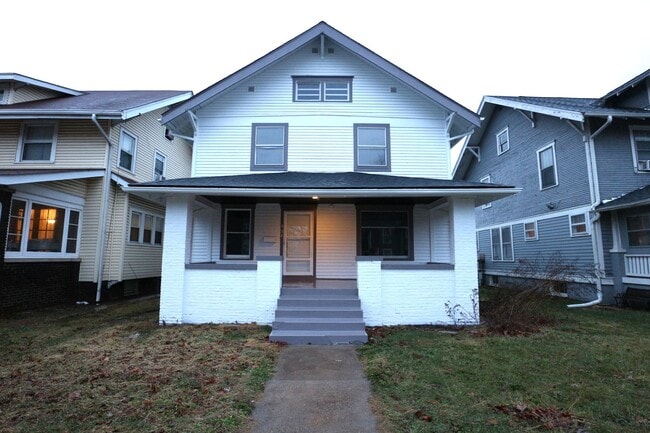 property at 904 E Clinton St