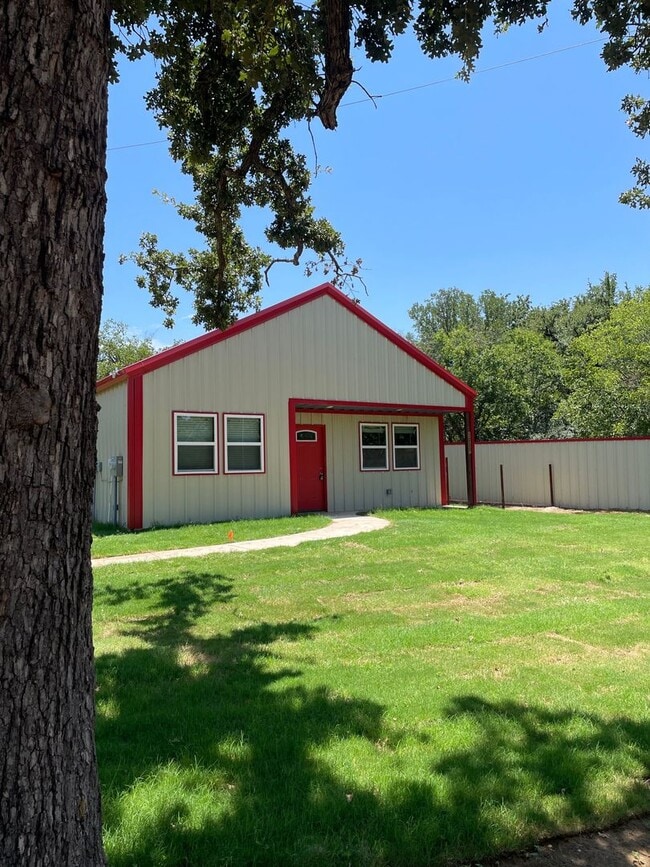 1020 Deer Ln in Azle, TX - Building Photo - Building Photo