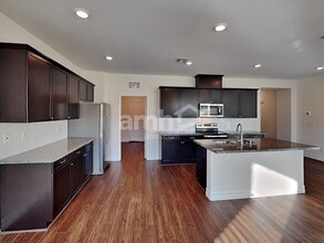 9875 S Eastern Ave in Las Vegas, NV - Foto de edificio - Building Photo