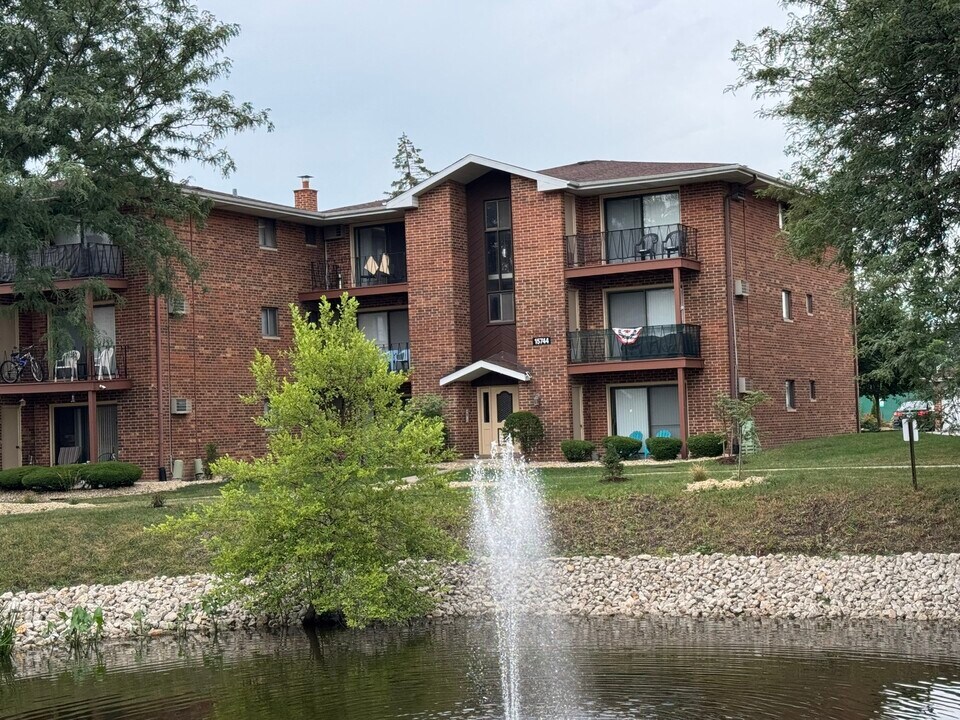 15740 Lake Dr in Oak Forest, IL - Building Photo