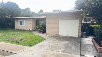 22718 Zaballos Ct in Hayward, CA - Building Photo