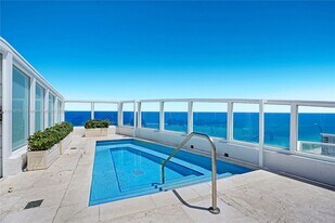 4401 Collins Ave in Miami Beach, FL - Building Photo