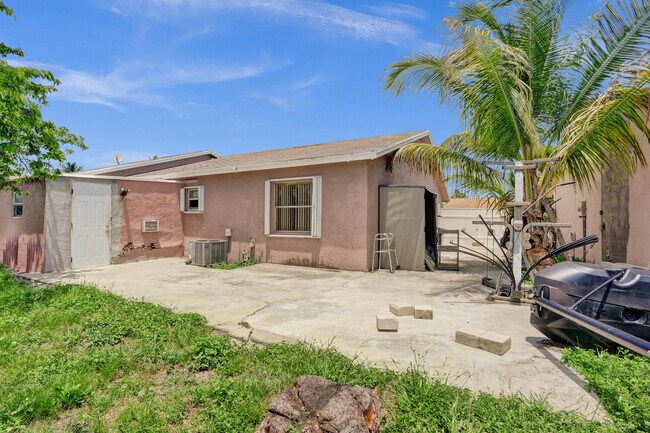 6214 Wauconda Way W in Greenacres, FL - Building Photo - Building Photo