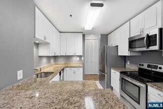 100 Carlyle Dr in Cliffside Park, NJ - Building Photo - Building Photo