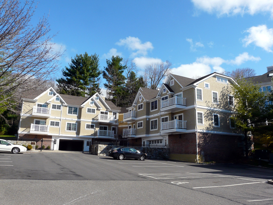 West Gate in Westport, CT - Building Photo