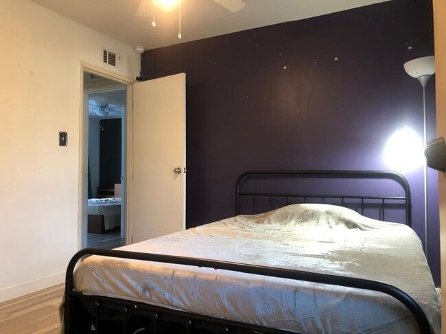 20800 Clark St in Los Angeles, CA - Foto de edificio - Building Photo