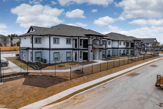 Vista at Silver Oaks in San Antonio, TX - Foto de edificio - Primary Photo