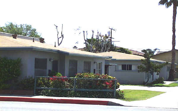 3842 Katella Ave in Los Alamitos, CA - Building Photo - Building Photo