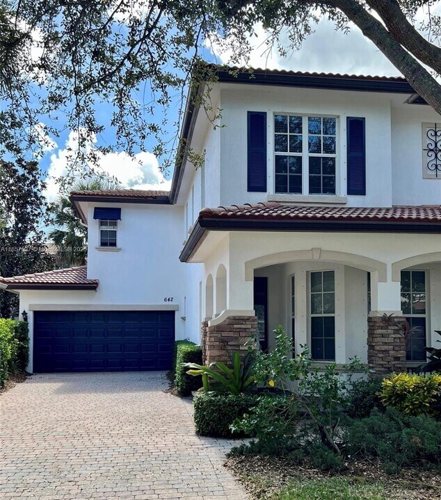 642 Castle Dr in Palm Beach Gardens, FL - Building Photo