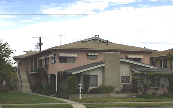 14215 Moorpark St in Van Nuys, CA - Foto de edificio