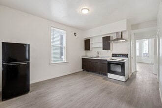 8231 S Coles Ave in Chicago, IL - Building Photo - Building Photo