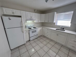 3880 Woodside Dr, Unit 4 in Coral Springs, FL - Building Photo - Building Photo