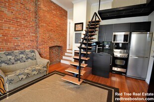 1689 Beacon St in Brookline, MA - Building Photo