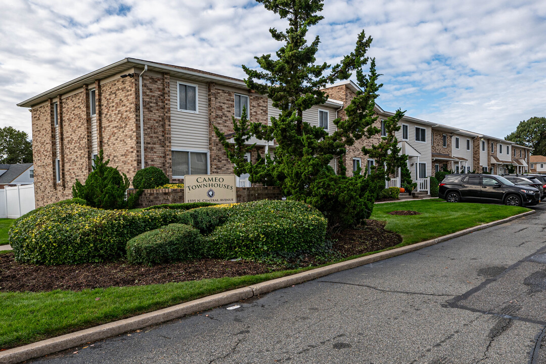 Cameo Townhouses in Valley Stream, NY - Building Photo