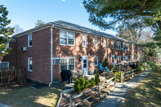 Village Green Condominiums in Dobbs Ferry, NY - Building Photo - Building Photo