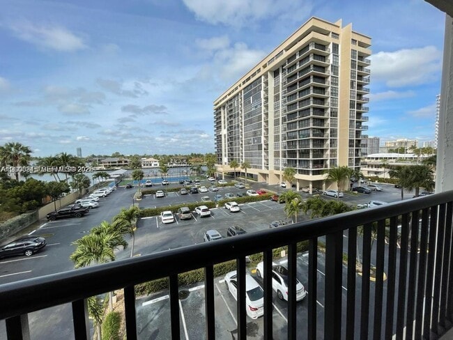 2049 S Ocean Dr in Hallandale Beach, FL - Building Photo - Building Photo