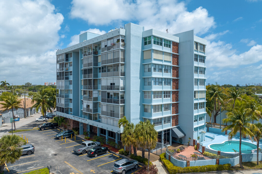 Andor Plaza Condominium in North Miami Beach, FL - Building Photo