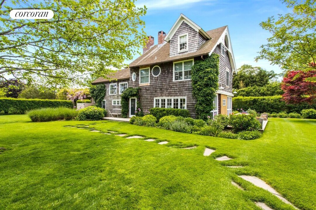 114 Wainscott Main St in Wainscott, NY - Building Photo