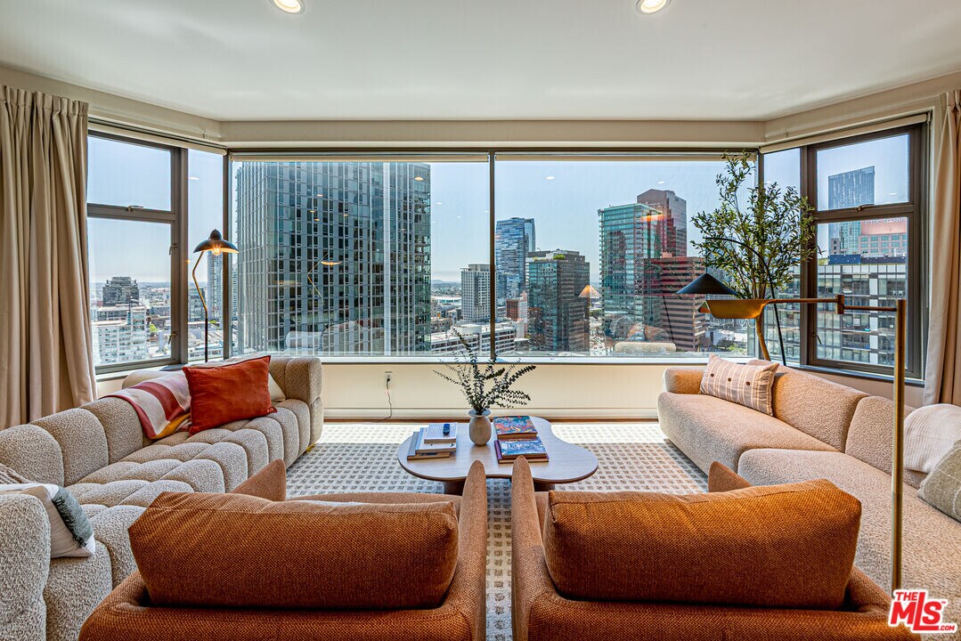 801S S Grand Ave in Los Angeles, CA - Building Photo