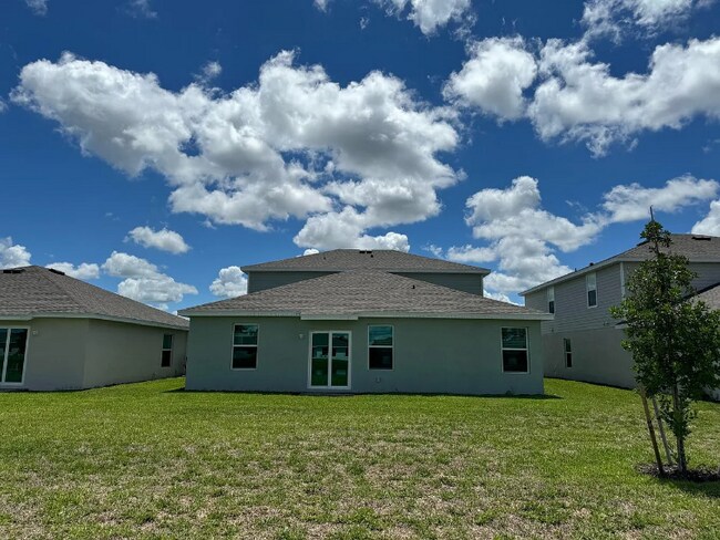 12222 Amber Waves Rd in Lehigh Acres, FL - Foto de edificio - Building Photo