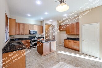 8351 W Rosewood Ln in Peoria, AZ - Foto de edificio - Building Photo