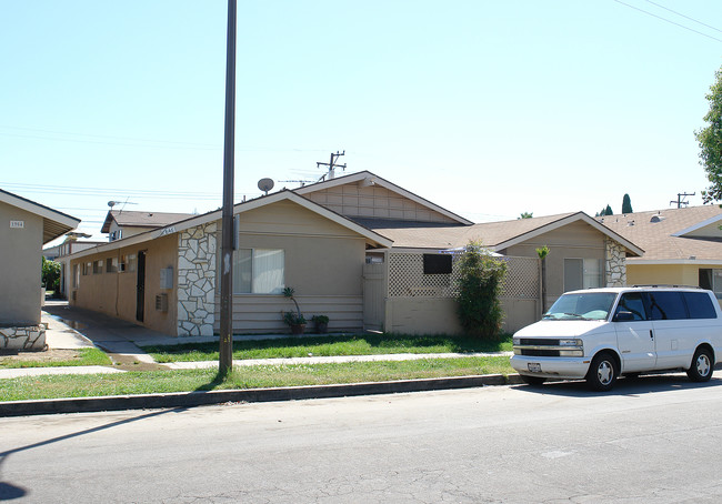 1846 E Grove Ave in Orange, CA - Foto de edificio - Building Photo