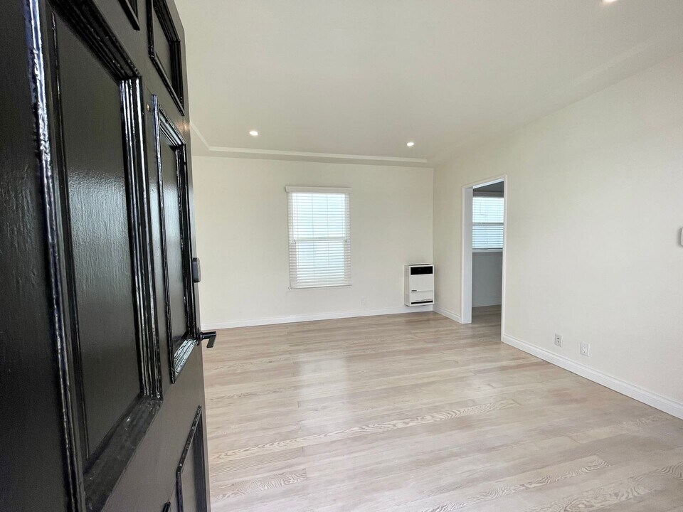 10368-10384 1/2 Bellwood Ave in Los Angeles, CA - Building Photo