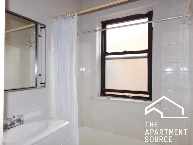 1025 Dempster St, Unit E3 in Evanston, IL - Foto de edificio - Building Photo