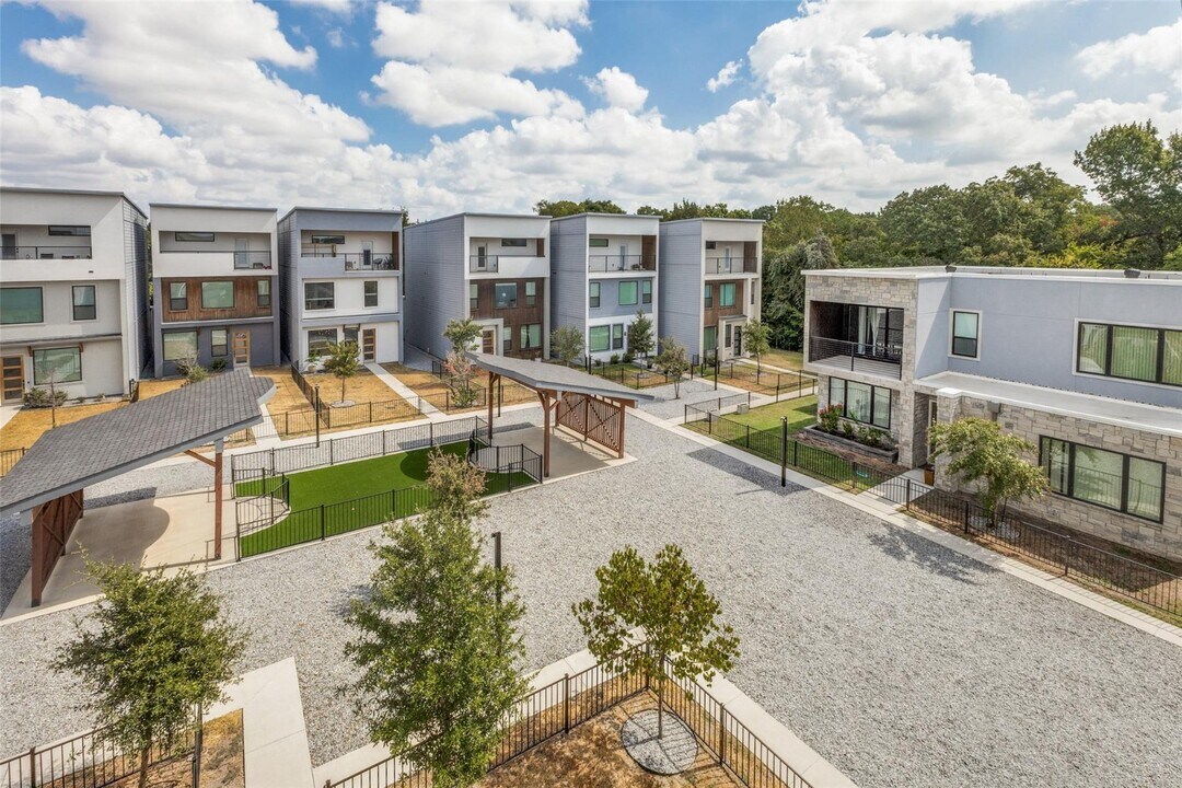 10630 Greengarden Rd in Dallas, TX - Building Photo