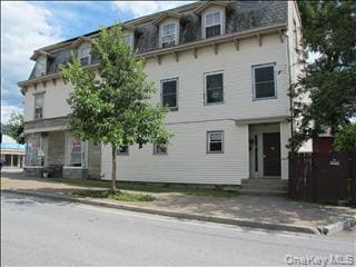 4 W Market St in Hyde Park, NY - Building Photo - Building Photo